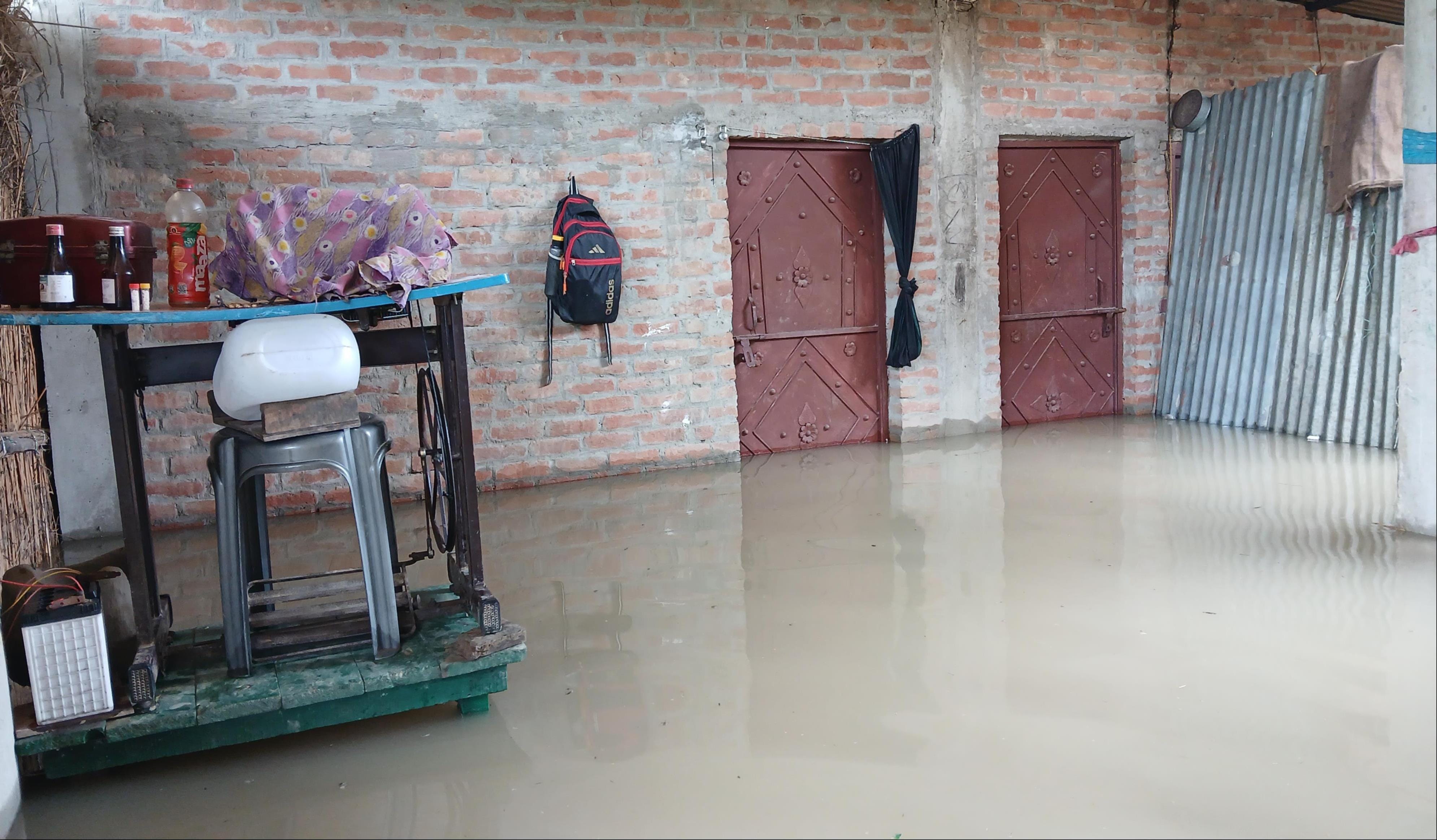 गोंडा में बाढ़ के हालात बयां करतीं तस्वीरें। संवाद