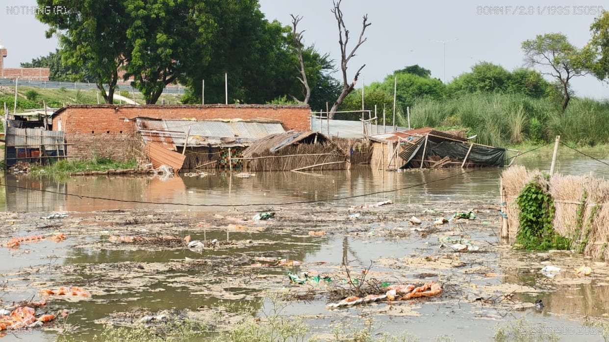Coastal residents rely on sacks of soil and tree branches; water has entered 15 settlements.