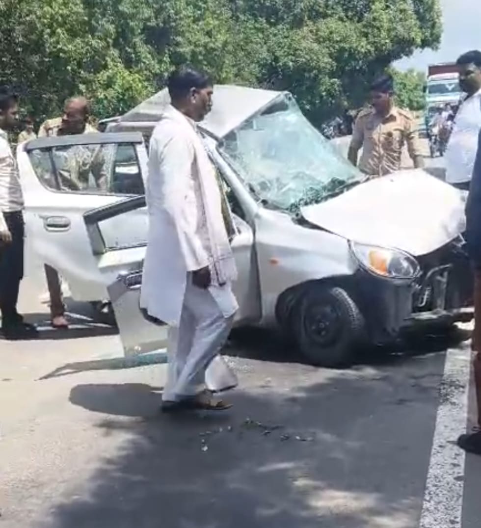 Car goes out of control after tyre burst and collides with truck; driver dies.