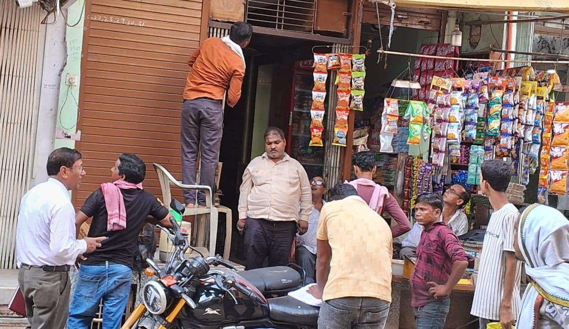 गोपीगंज में बिजली की जांच करते विभाग की टीम। संवाद