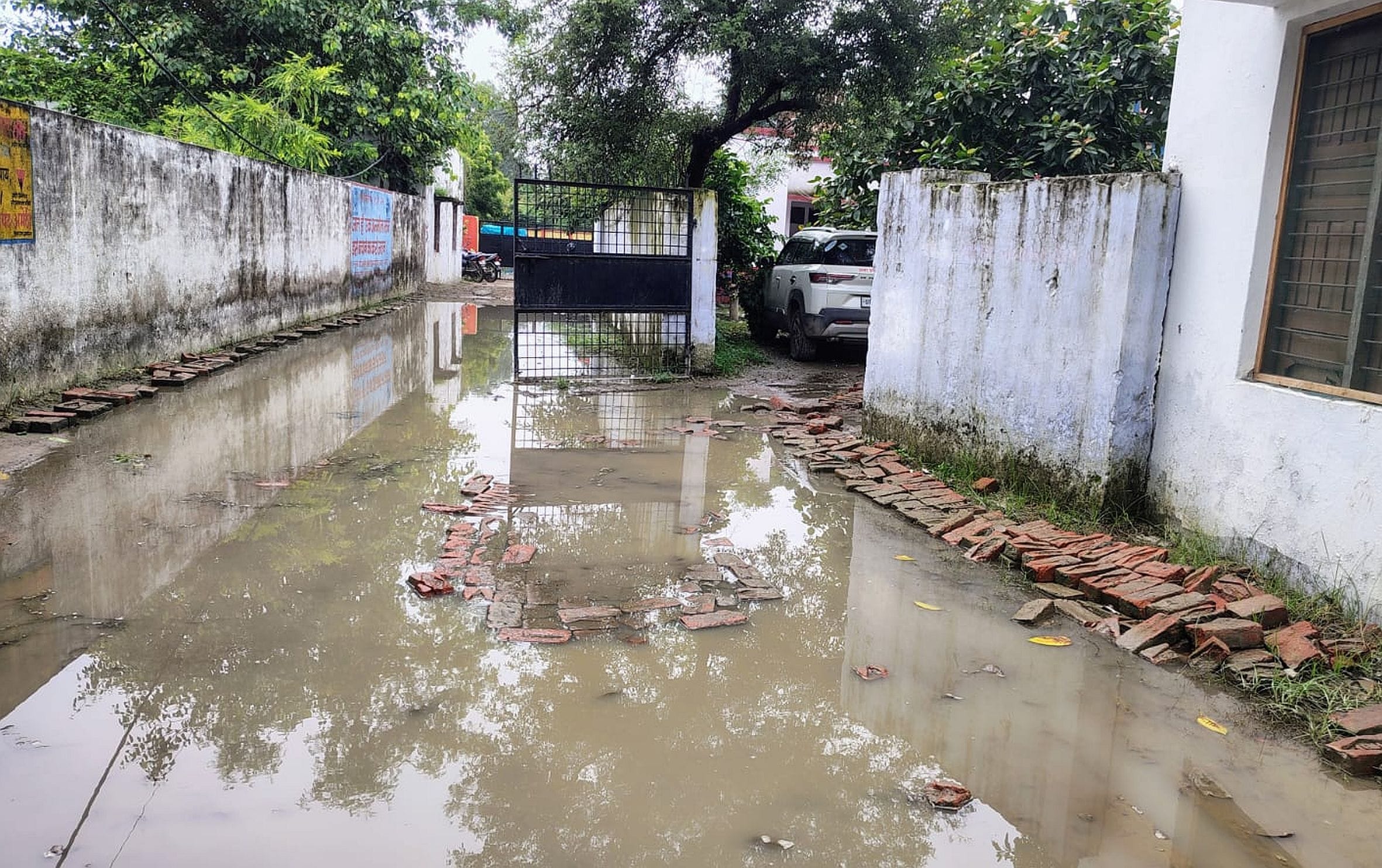 गौरीगंज स्थित उच्च प्राथमिक विद्यालय गेट व रास्ते पर भरा पानी। संवाद