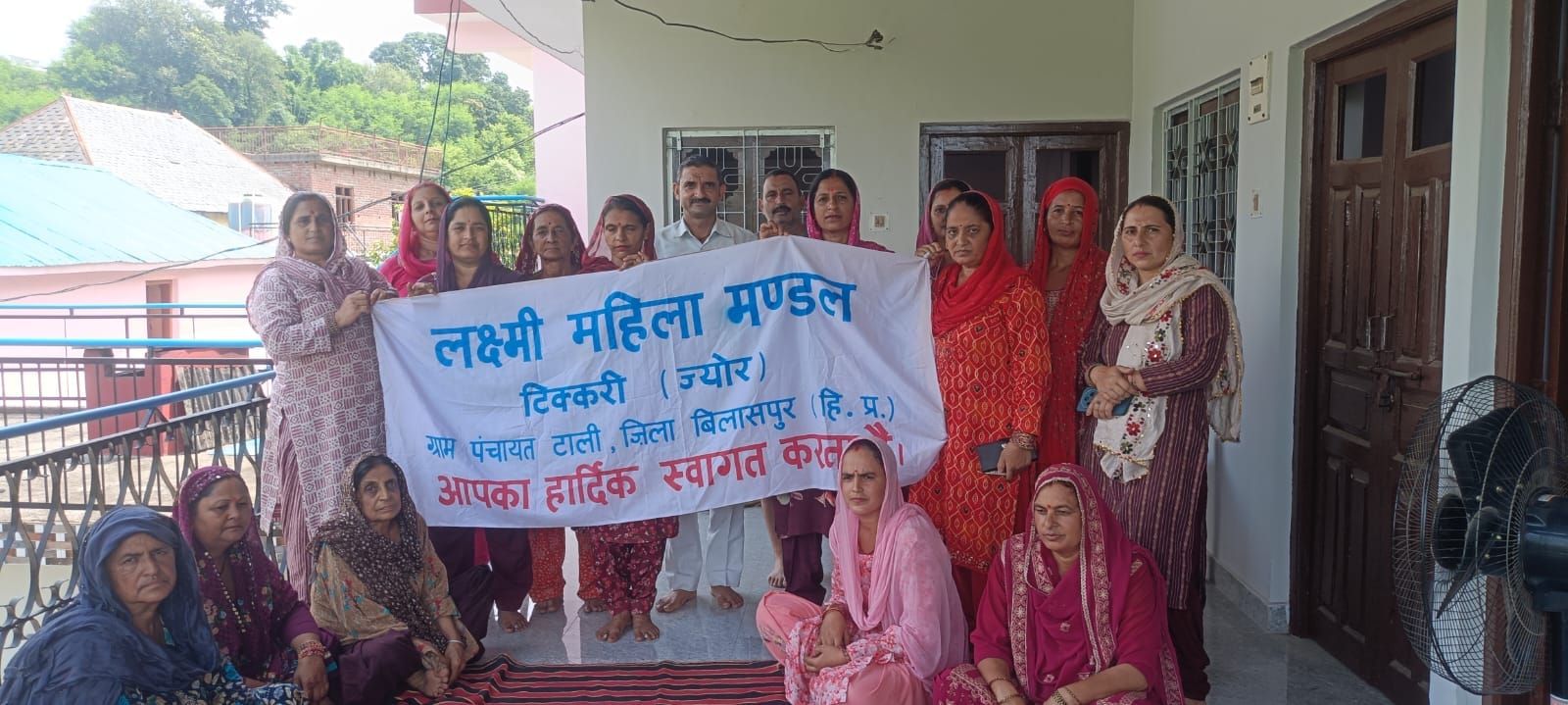 ग्राम पंचायत टाली में आयोजित महिला मंडल की बैठक में मौजूद महिलाएं व अन्य। स्रोत: महिला मंडल