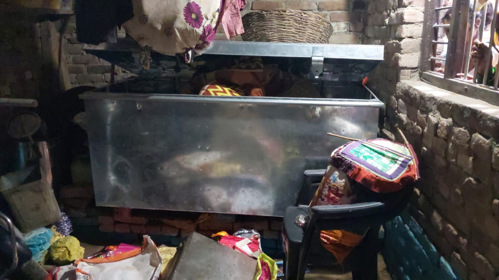 गांव पिपरिया दुलई के घर में चोरों द्वारा बिखेरा गया सामान - ग्रामीण