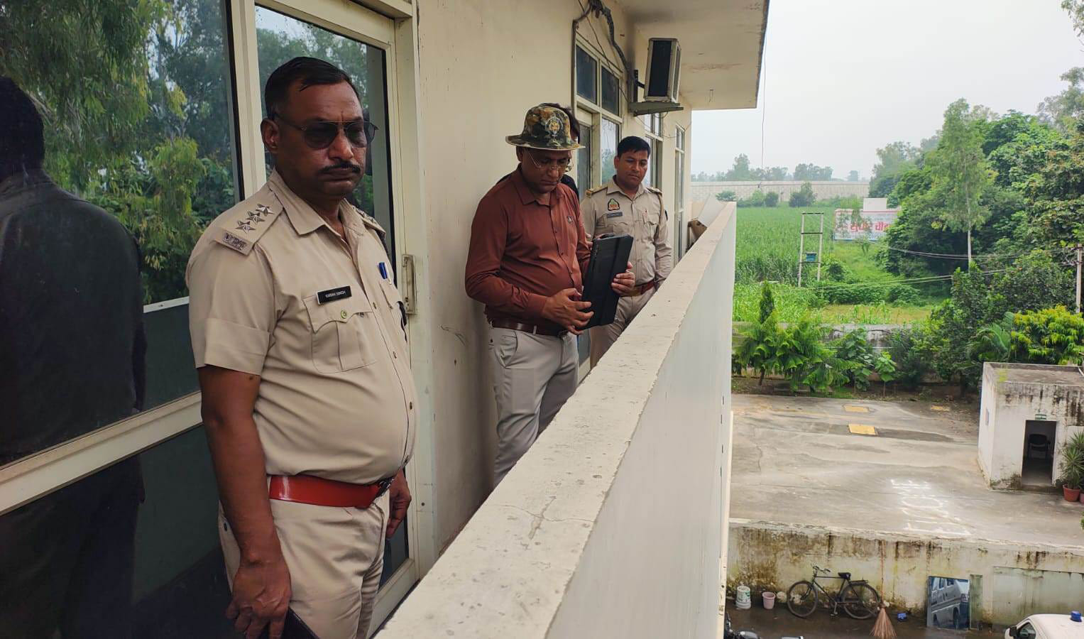 गांव दौताई-खिलवाई के निकट तेंदुआ दिखने के बाद जांच करते डीएफओ। स्रोत सूचना विभाग