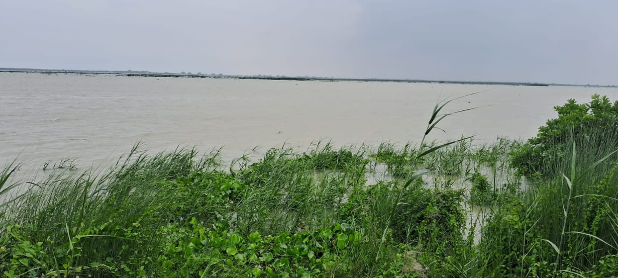 Ganga in spate flood threat looms over 41 villages; river water enters four settlements.