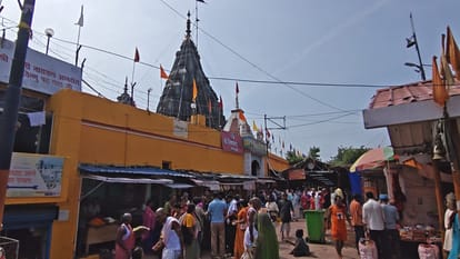 गयाजी की फल्गु नदी के तट पर पिंडदान करते श्रद्धालु