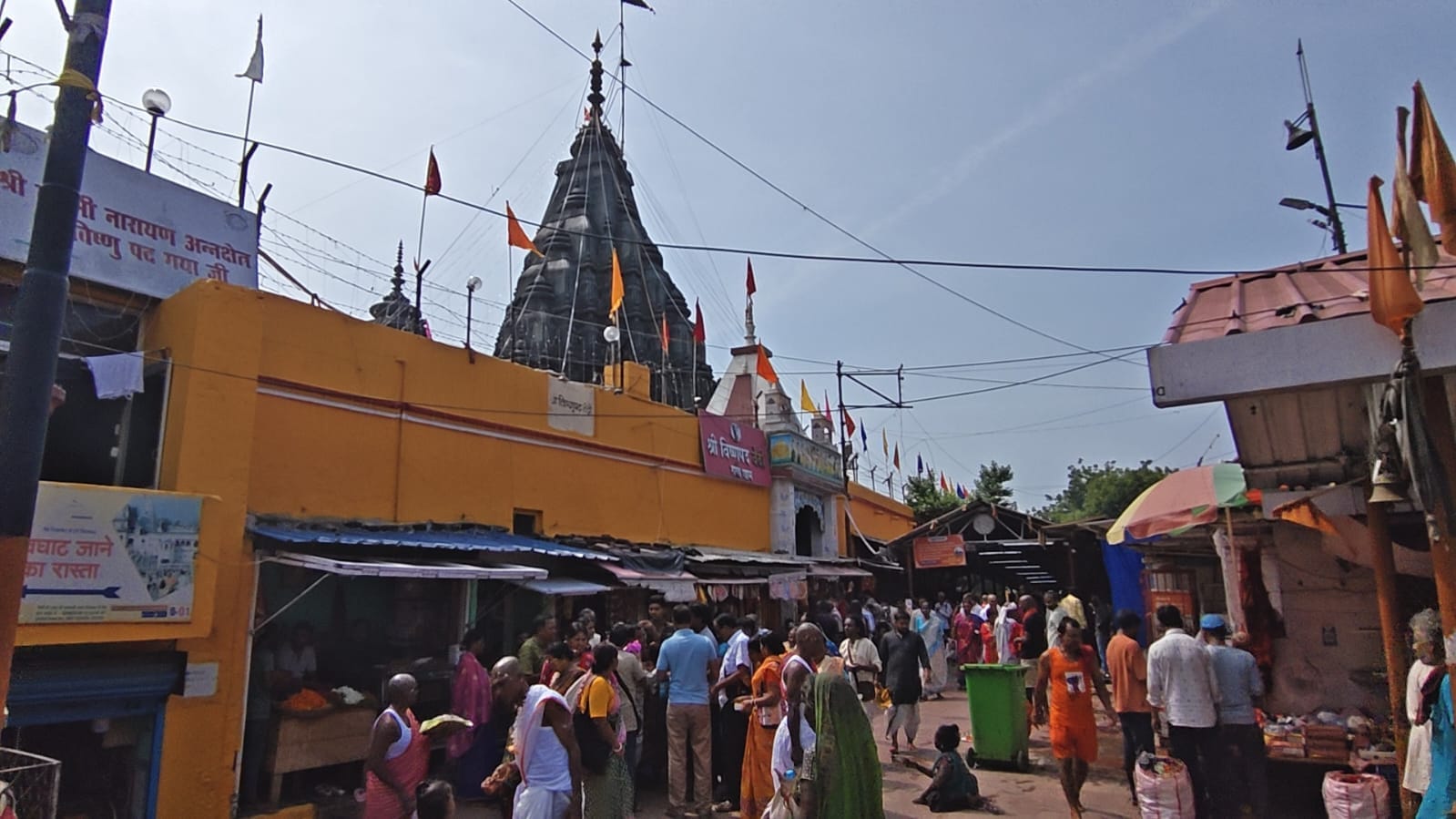 गयाजी की फल्गु नदी के तट पर पिंडदान करते श्रद्धालु
