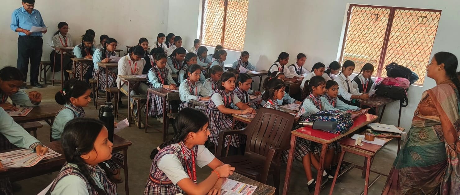 हब फॉर एम्पावरमेंट ऑफ वूमेन की टीम को ओर से आयाेजित कार्यक्रम में छात्राओं को जागरुक करती टीम। 