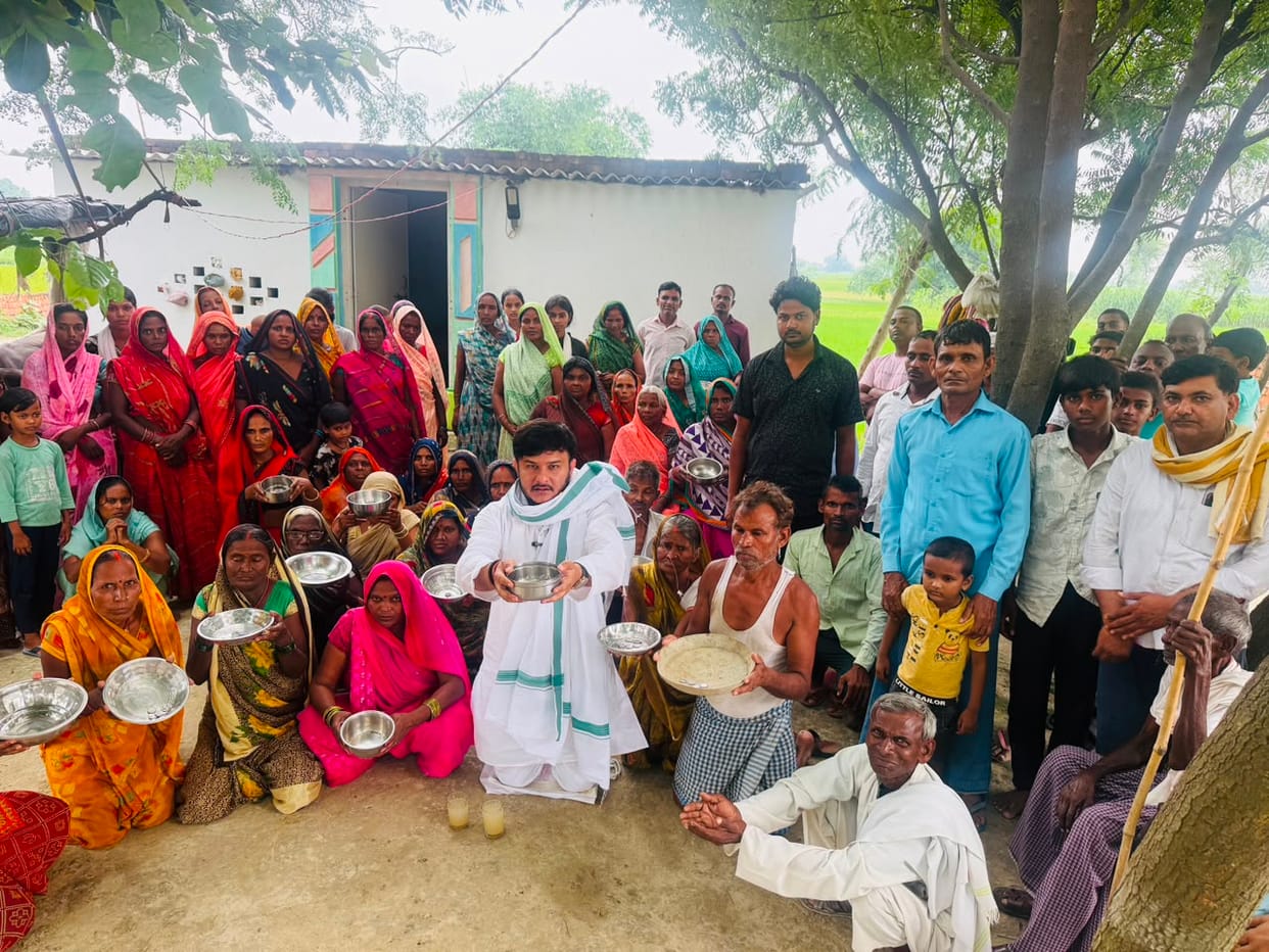 Villagers troubled by drinking water crisis protested by begging