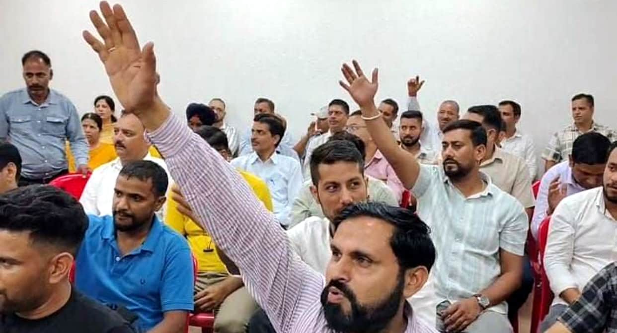 Electricity board employees have given a 21-day notice.