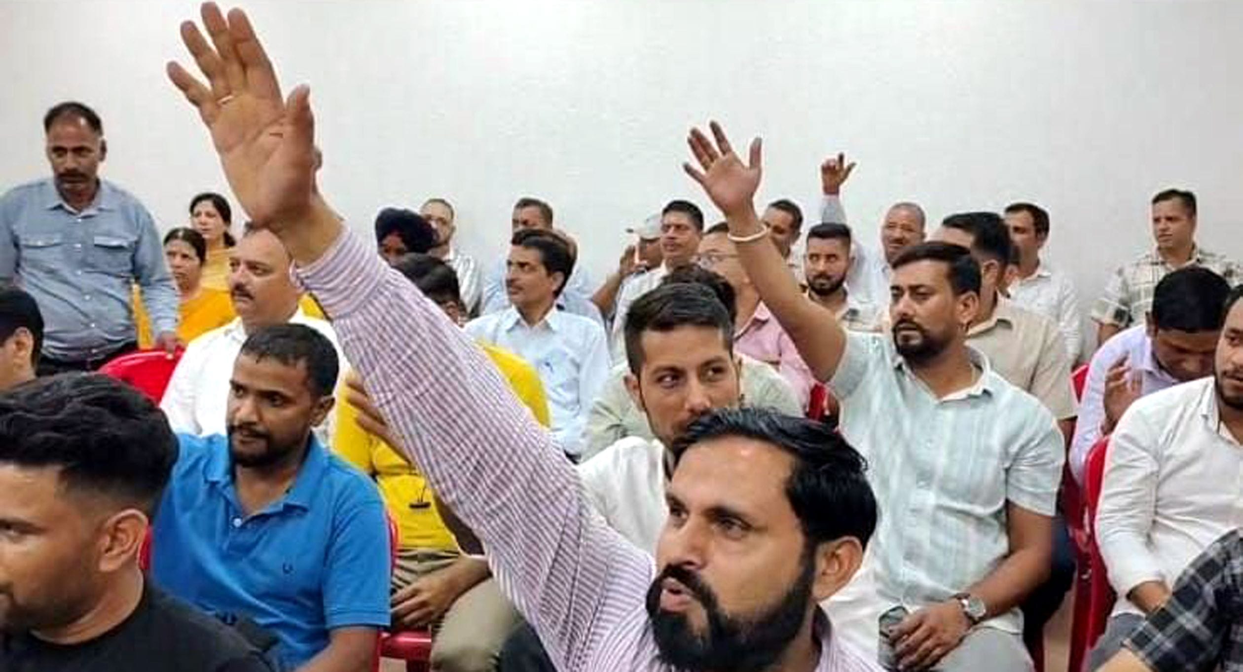हिमाचल प्रदेश राज्य विद्युत बोर्ड कर्मचारी यूनियन की बैठक के दौरान बोर्ड प्रबंधन के खिलाफ ना