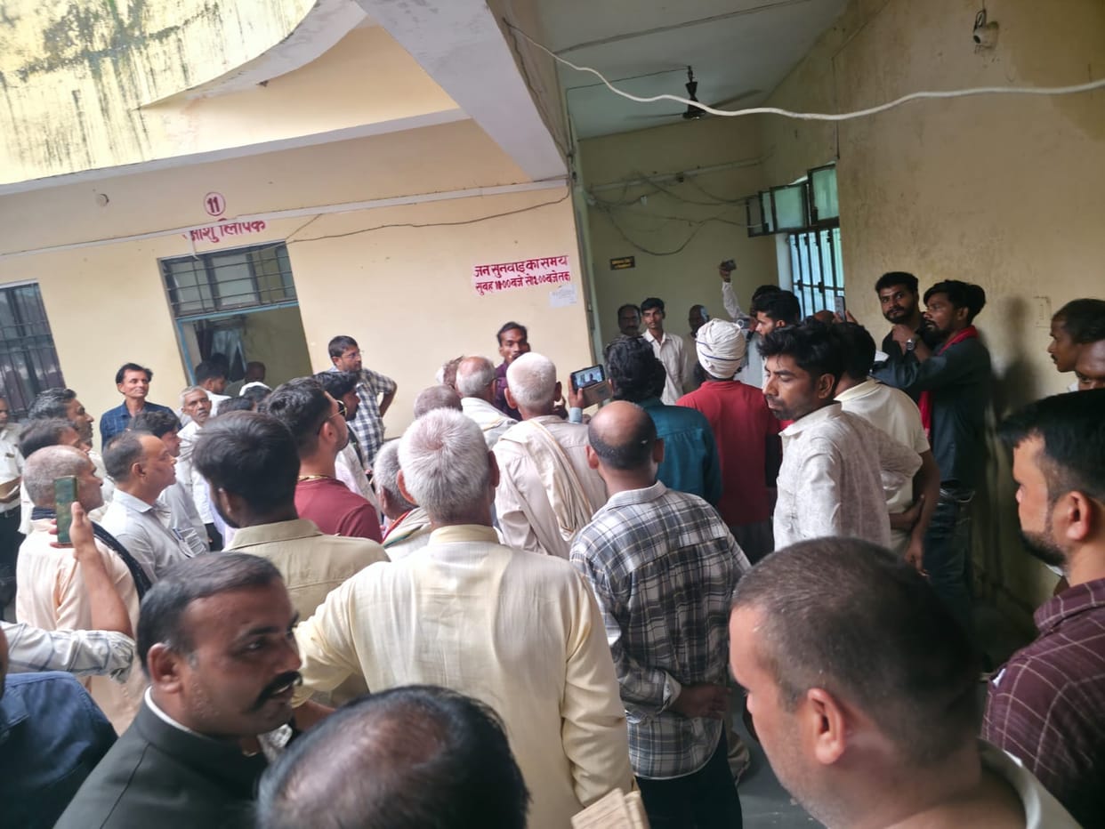 A young man misbehaved with the SDM, and was beaten up by lawyers and a mob.