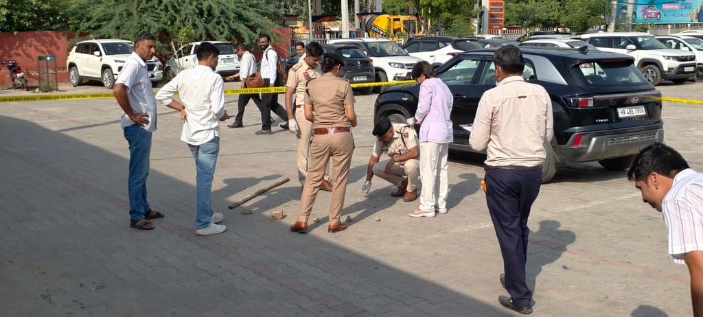 हिसार कोर्ट परिसर में वारदात के बाद जांच करती पुलिस। 