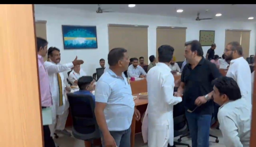 Chaos in the house meeting...Councillor representatives and the chairman clashed over the proposal to buy e-vehicles worth 1.5 crore and laptops worth 50 lakh