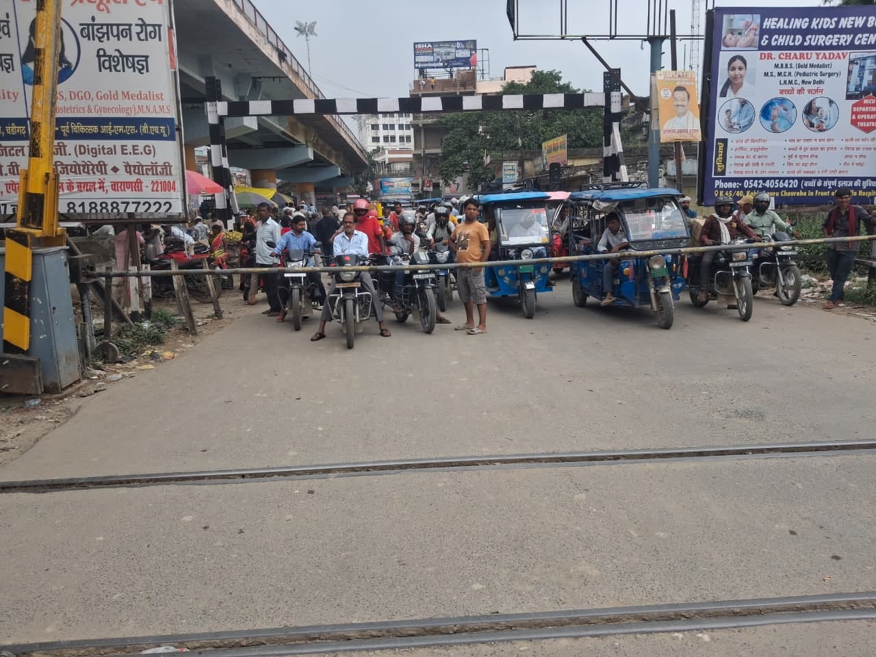ईरिक्शा की टक्कर से चित्तू पांडेय रेलवे क्रासिंग का टूटा बूम।संवाद