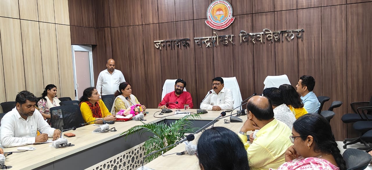 जेएनसीयू में आयोजित कार्यक्रम को संबोधित करते कुलपति प्रो. नरेंद्र कुमार शुक्ला। विवि