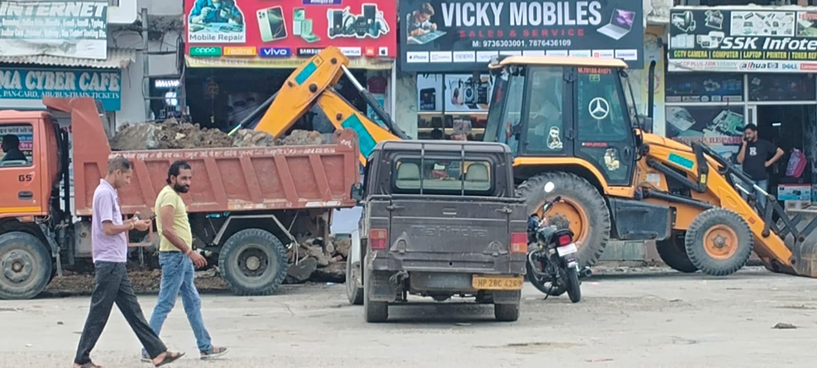 जाहू बस अड्डे का मरम्मत कार्य करने के लिए लगी जेसीबी मशीन। स्रोत : जागरूक पाठक