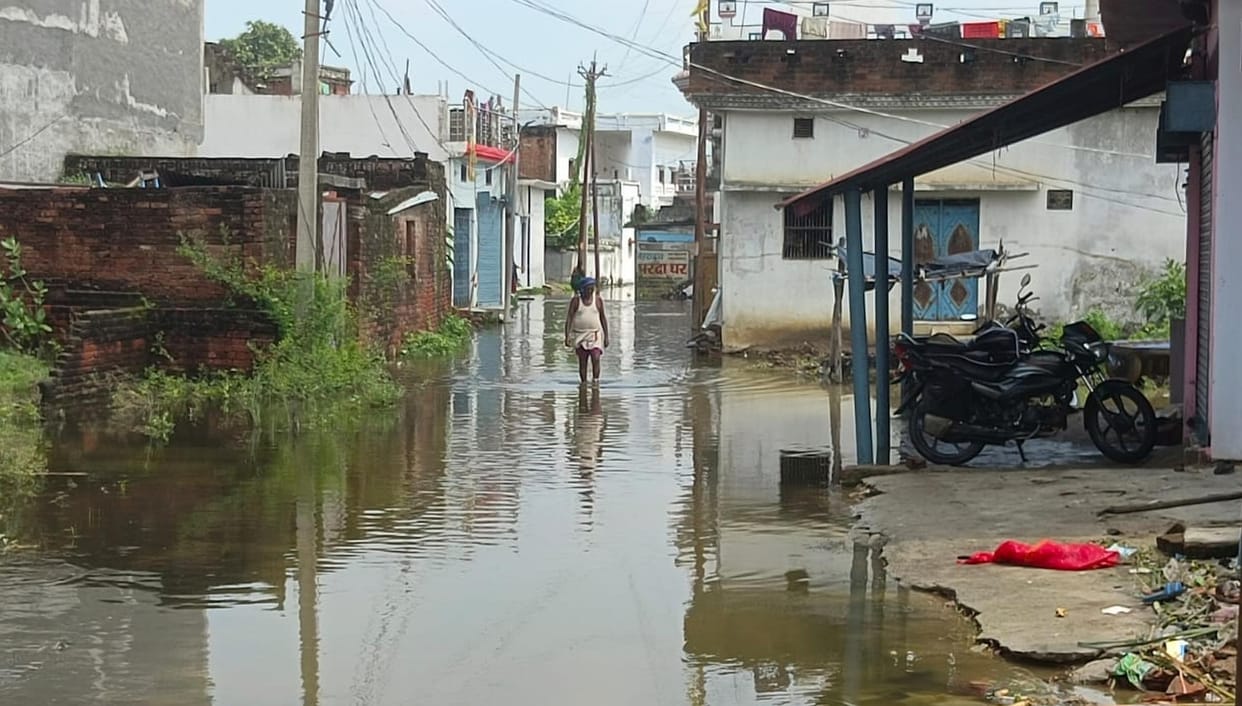 Water enters homes in Payagpur; public outrage.