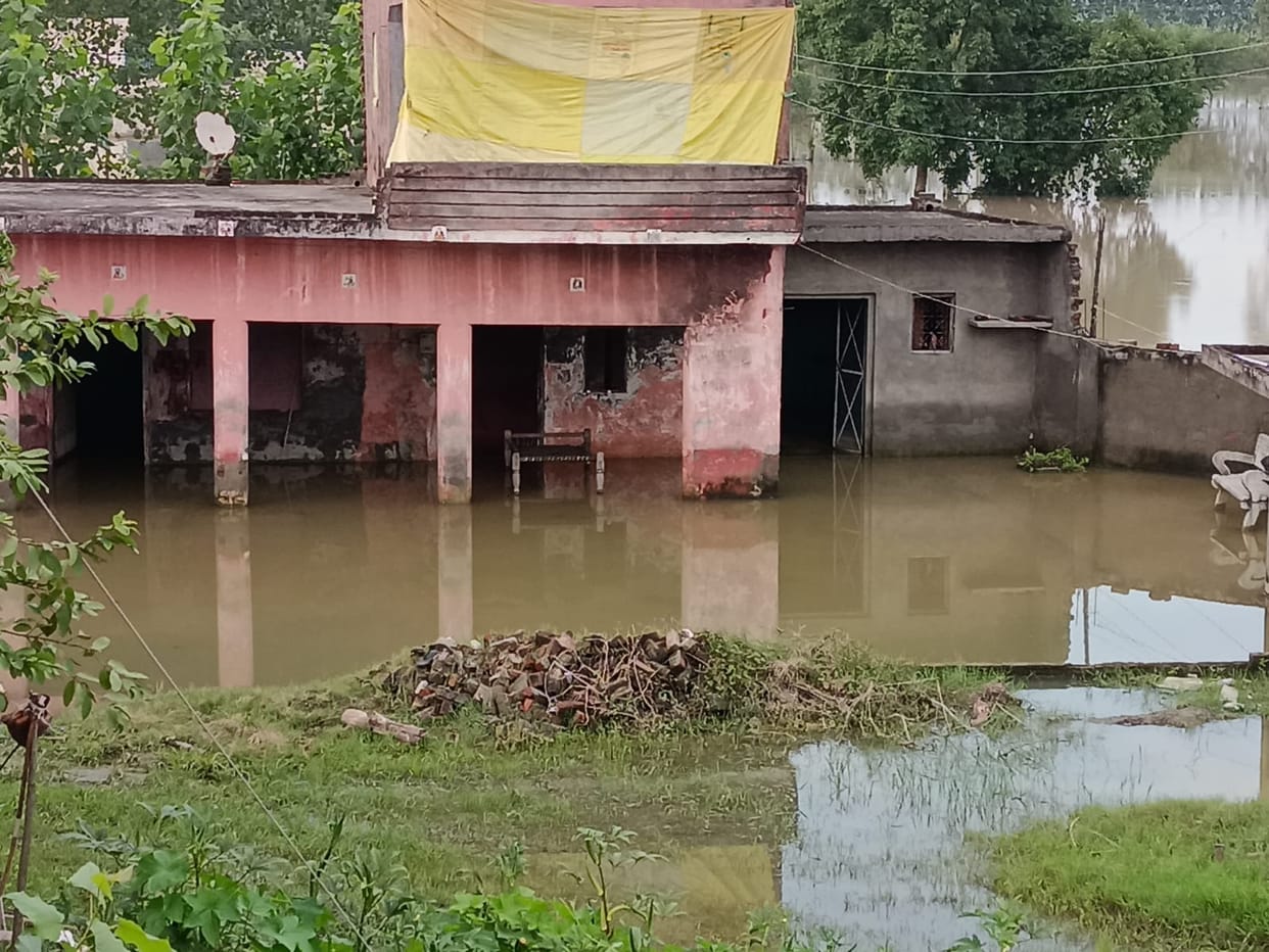 Roads blocked due to the surging Malan River; people are risking their lives to cross.