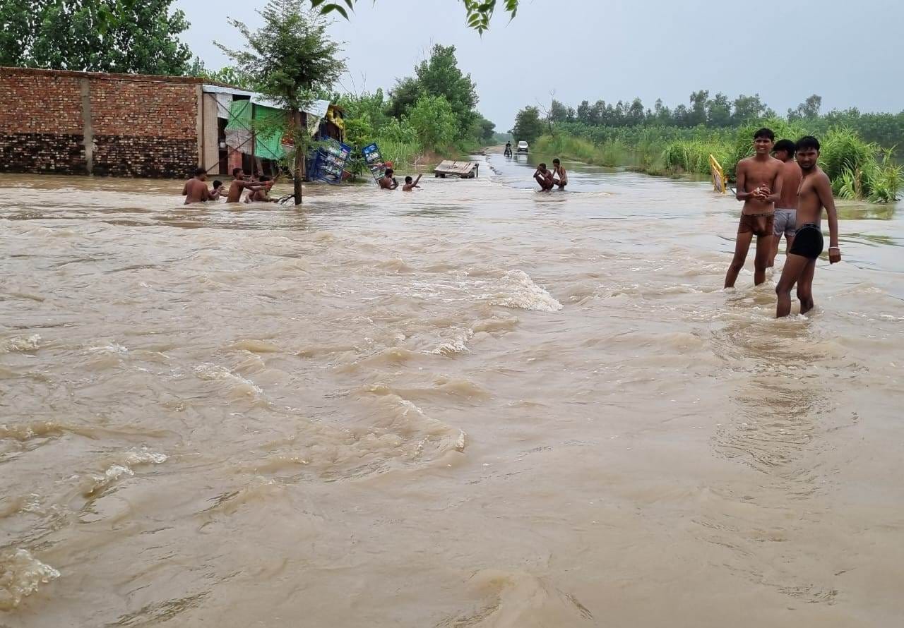 जलीलपुर में स्टेट हाईवे पर बहता पानी स्रोत संवाद