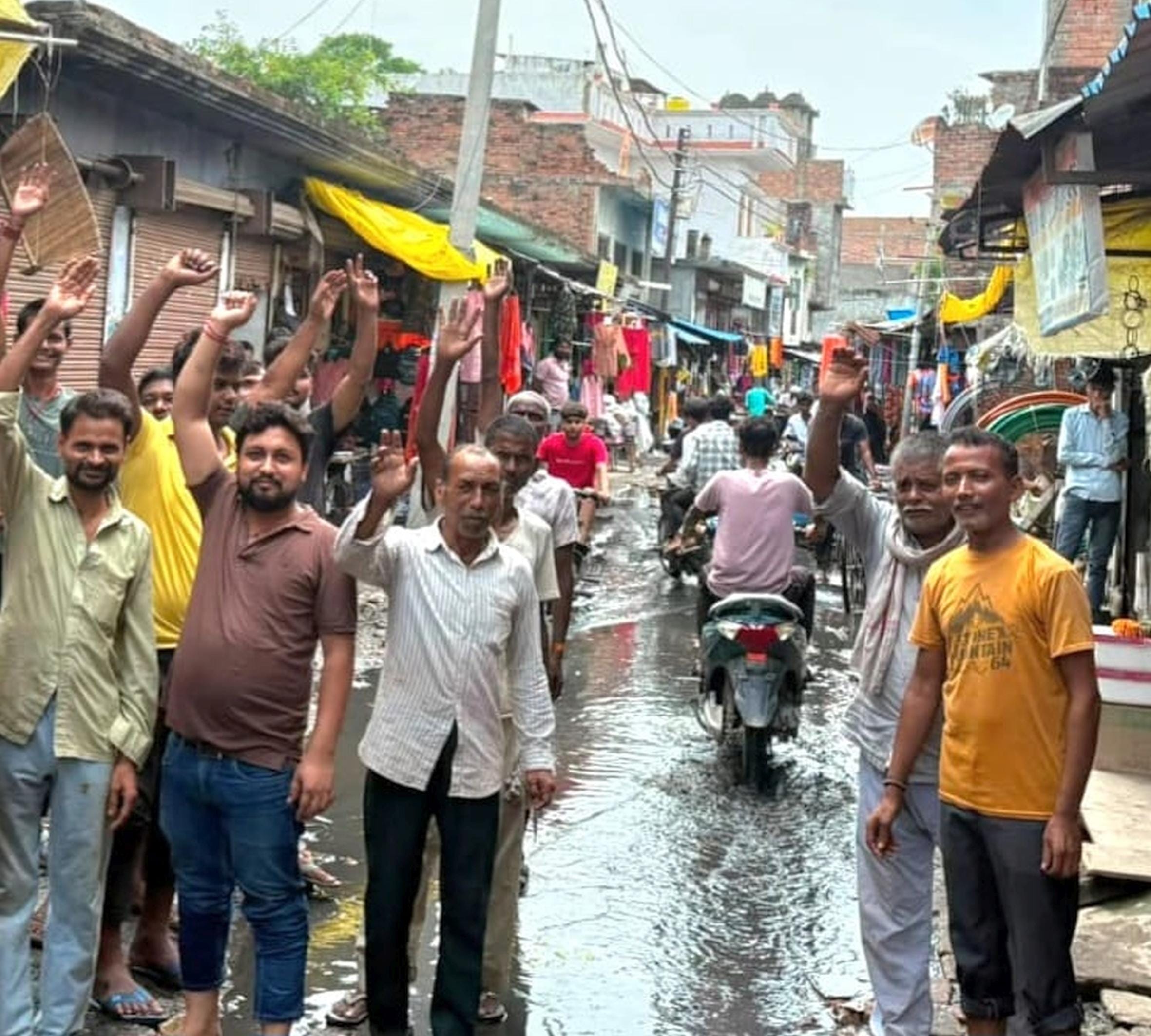 जरवलरोड में तूफानी चौराहे से गल्ला मंडी जाने वाला मार्ग पर जलभराव के विरोध में प्रदर्शन करते व्