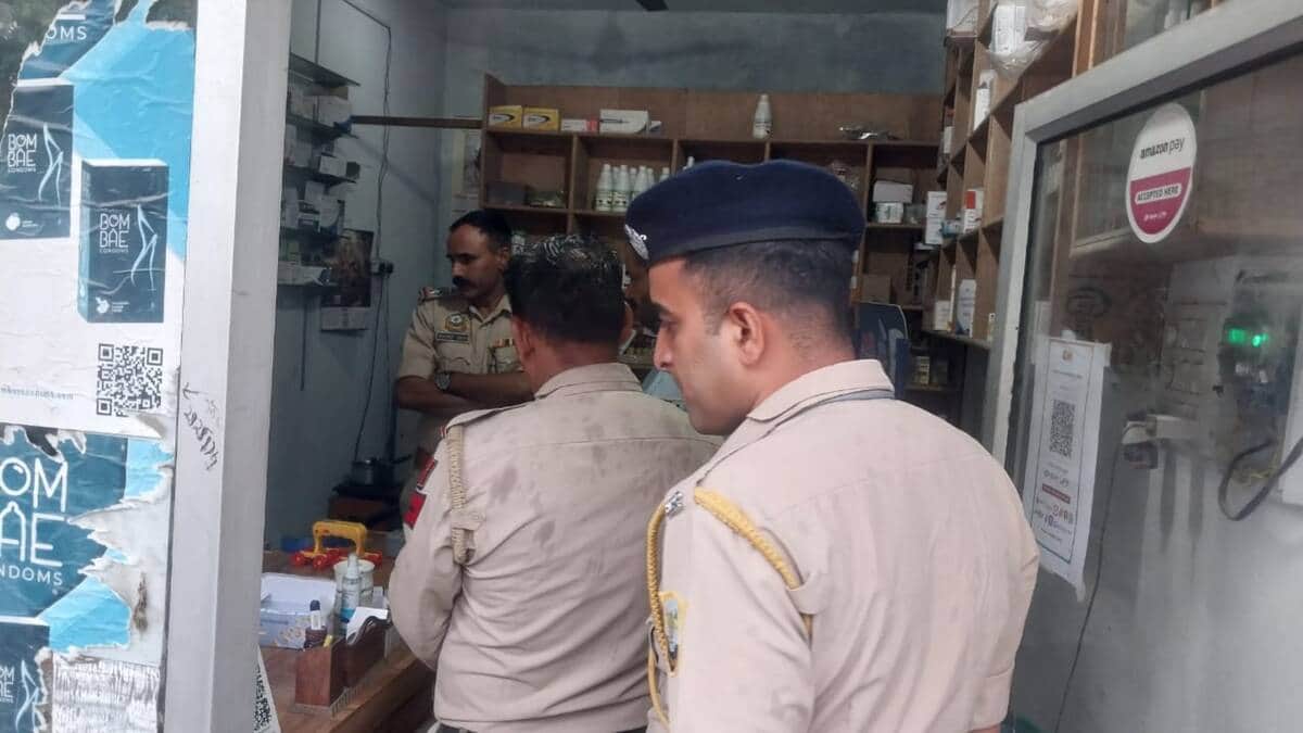 Cash and mobile stolen after breaking the lock of a medical store.