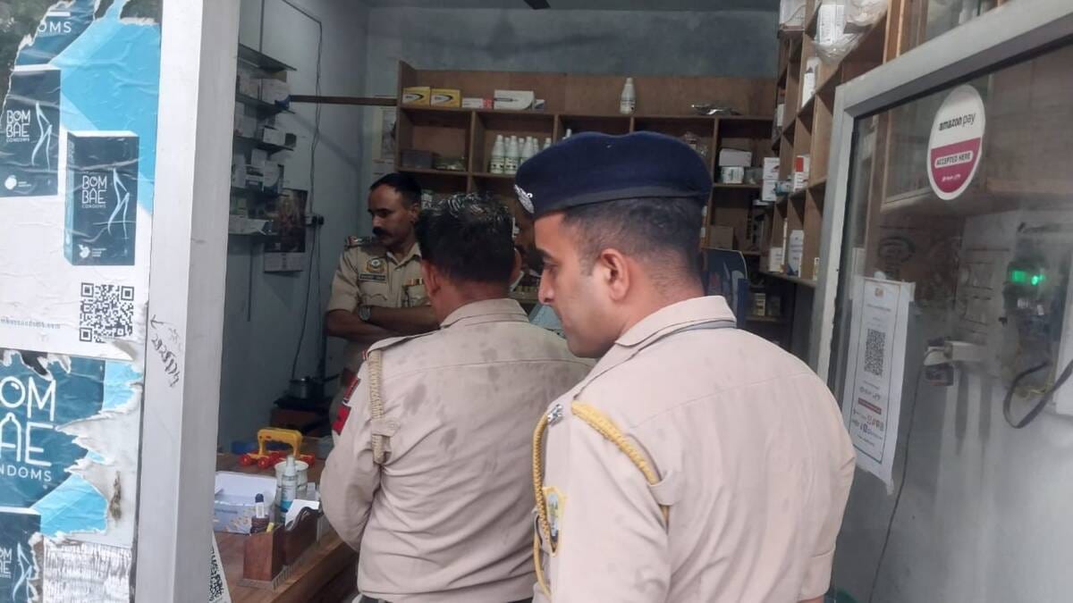 जसूर में हुई चोरी की जांच करते हुए पुलिस टीम। स्रोत: जागरूक पाठक
