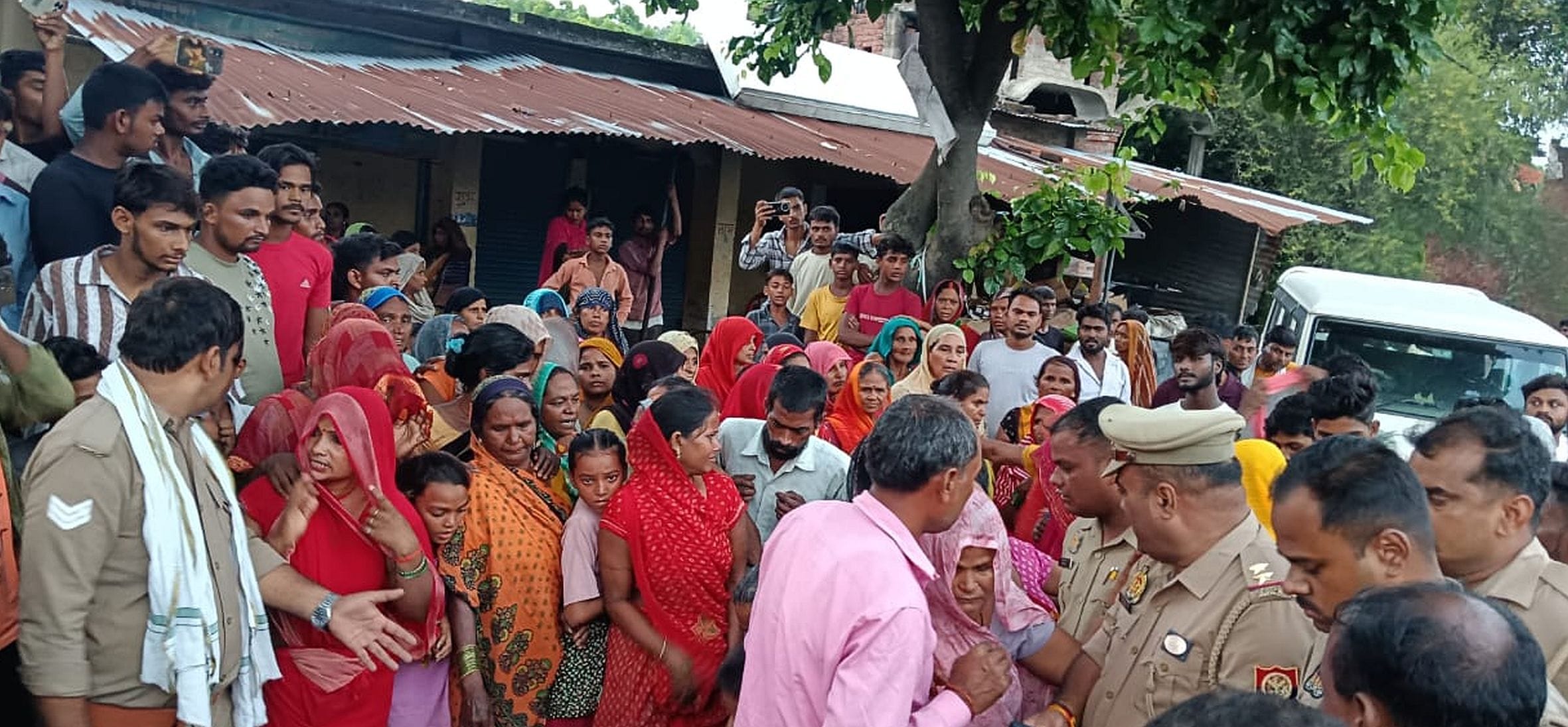 जायस के टीकरा गांव में परिजनों को समझाती पुलिस। स्रोत स्थानीय