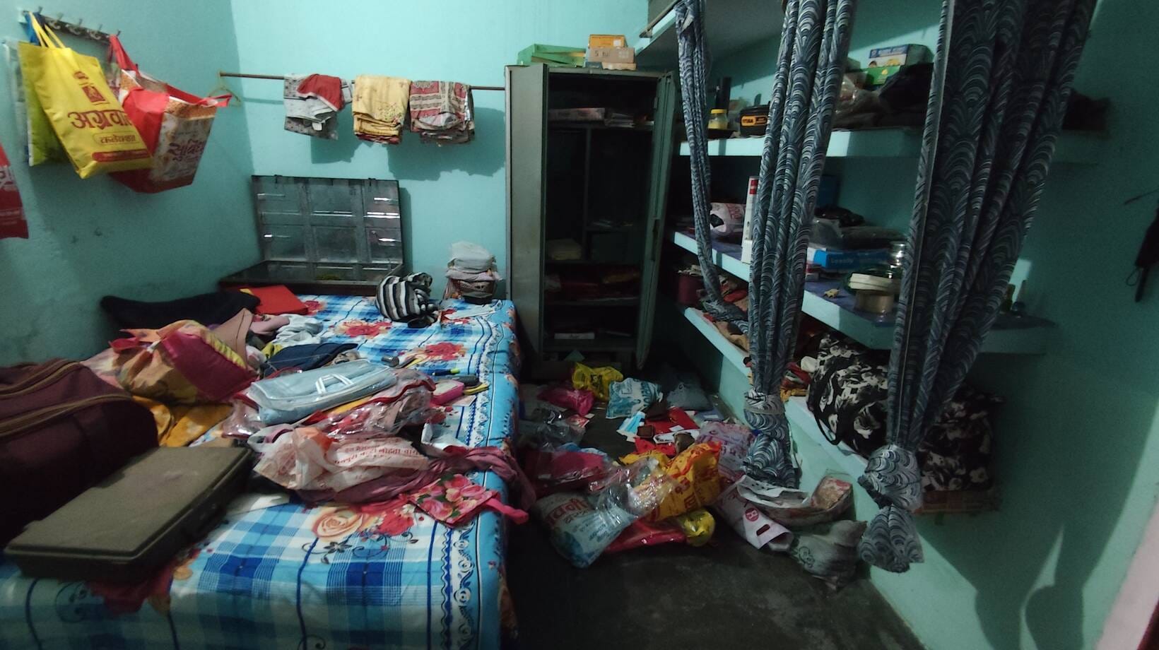 कछवां थाना क्षेत्र के करसड़ा गांव में चोरी से बिखरा सामान स्रोत- सोशल मीिउया
