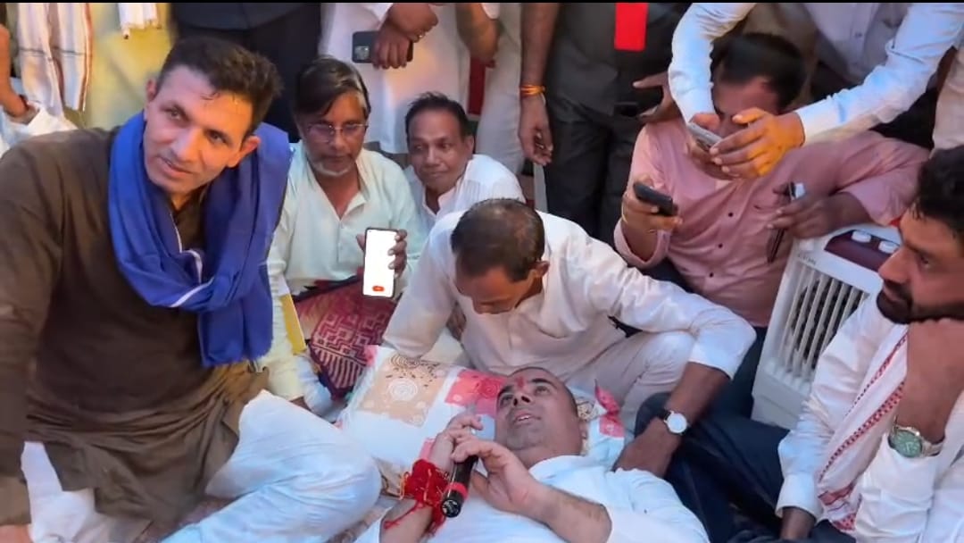 कांग्रेस विधायक पंकज उपाध्याय की अनशन में पहुंचे प्रदेश अध्यक्ष जीतू पटवारी
