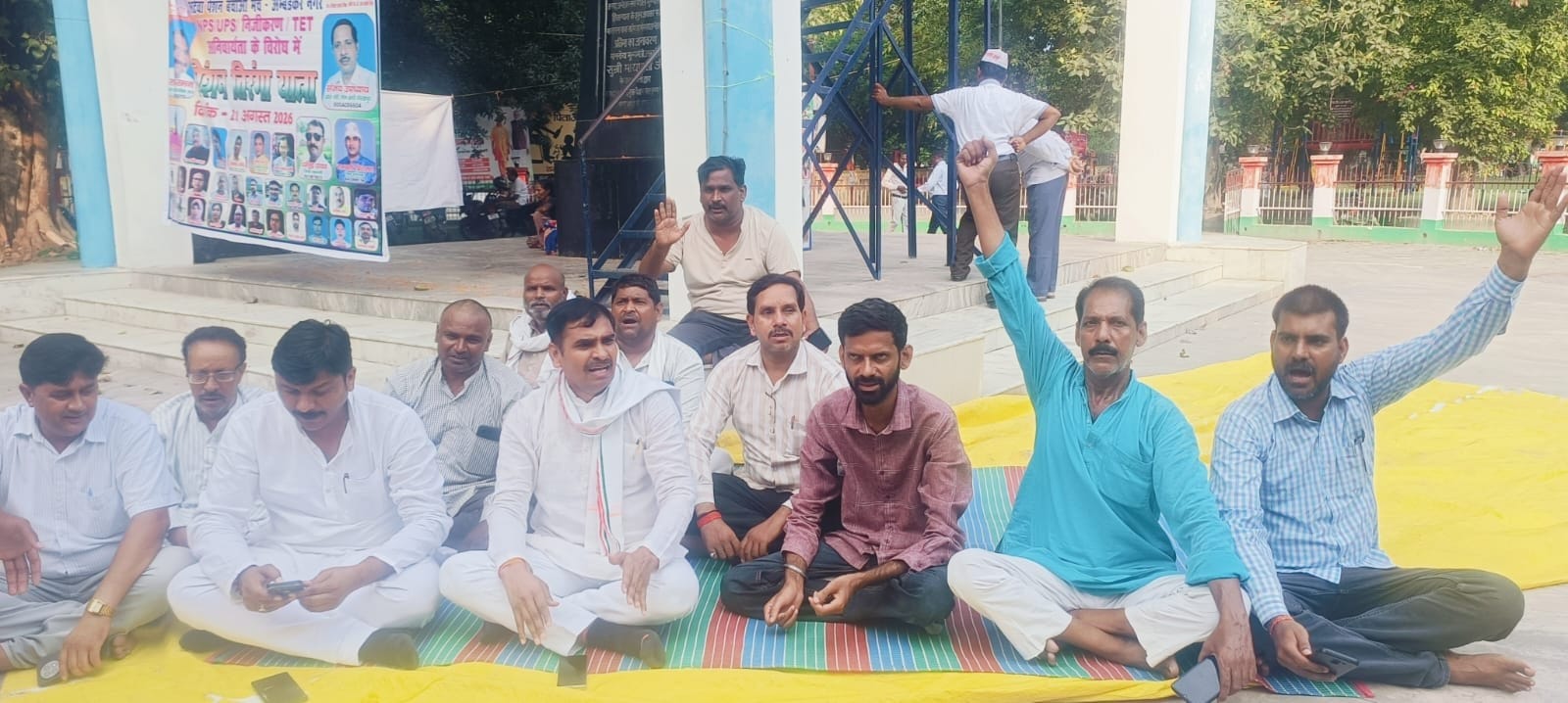 कलेक्ट्रेट के निकट समर्थकों के साथ धरने पर बैठ कांग्रेस जिलाध्यक्ष कृष्णकुमार यादव व अन्य कांग्