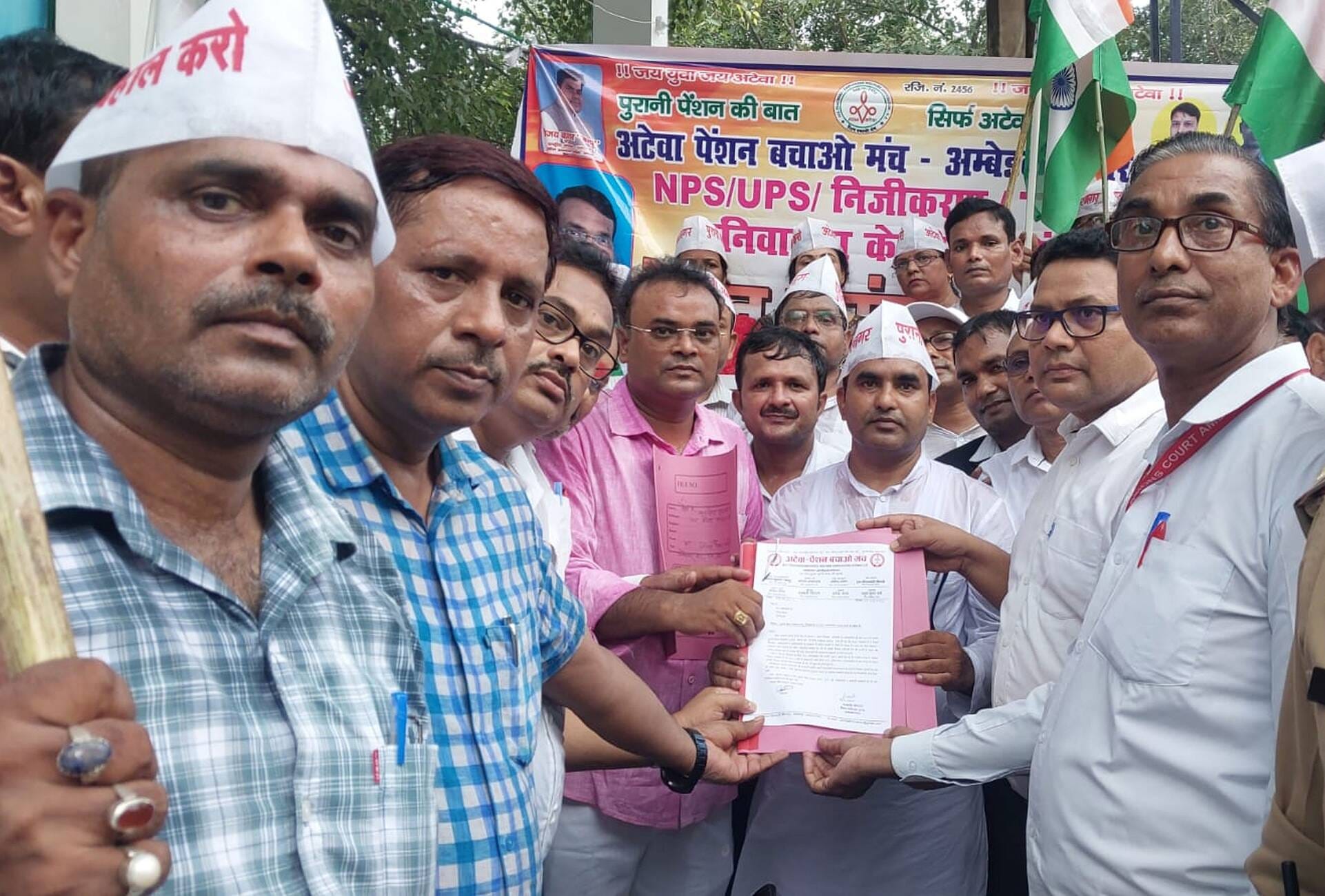  कलेक्ट्रेट स्थित बाबा साहब डॉ. भीमराव आंबेडकर की प्रतिमा के सामने तहसीलदार को ज्ञापन देते पदा