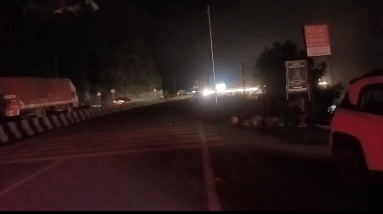 NHAI forgot to install streetlights on a 200-meter stretch of the Kumarhatti four-lane highway.