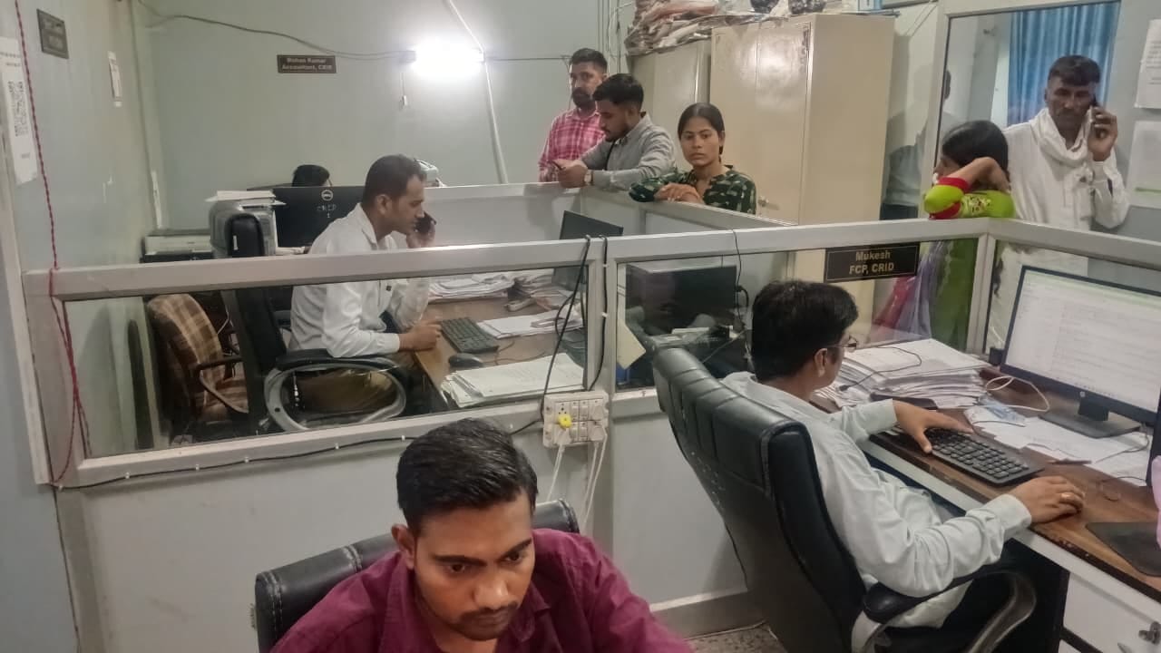 क्रीड विभाग में परिवार पहचान पत्र संबंधि कार्याें के लिए पहुंचे नागरिक। संवाद