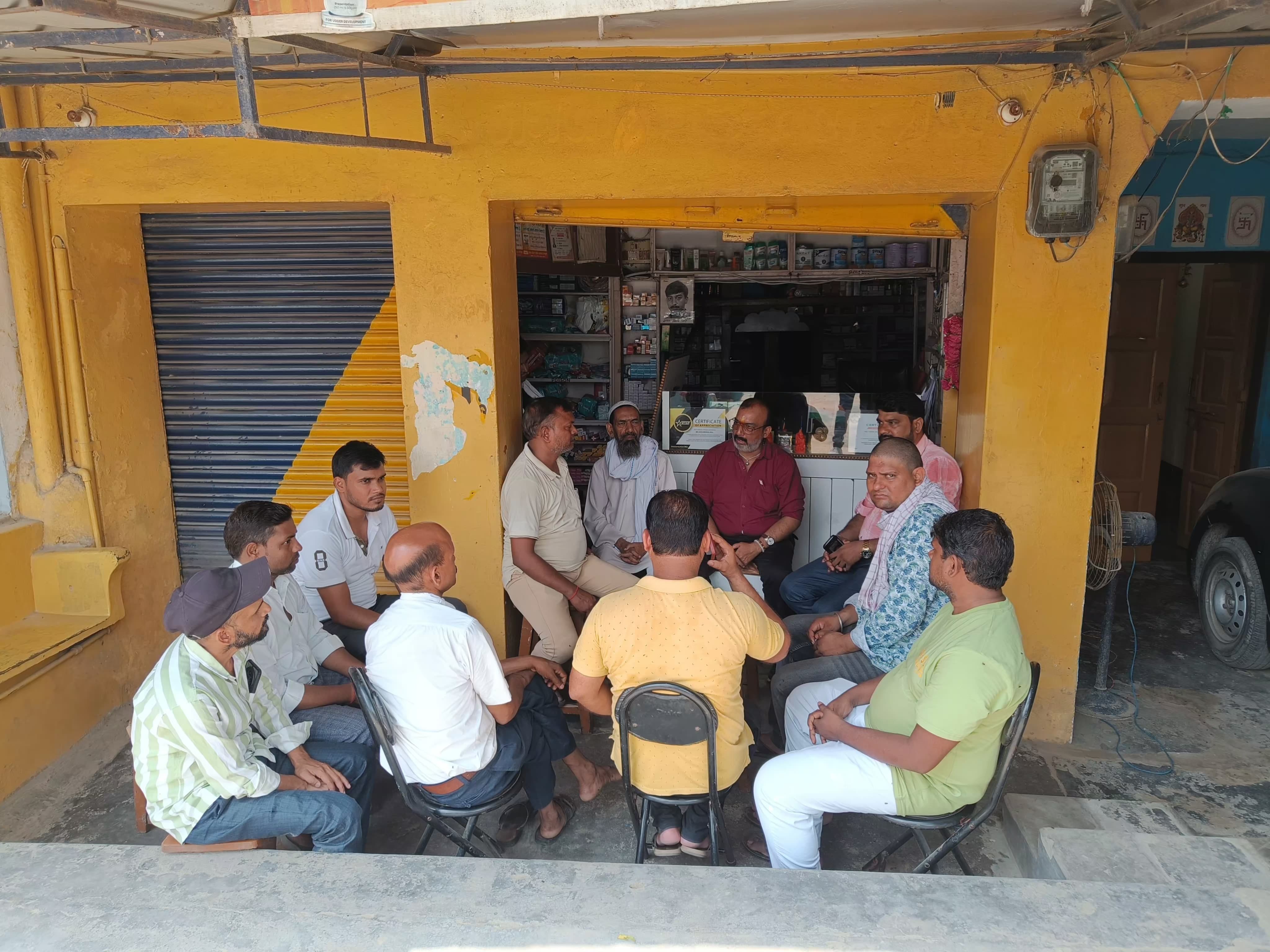 करहां में व्यापार मंडल अध्यक्ष विष्णु कांत श्रीवास्तव की अध्यक्षता में बैठक करते व्यापारी ।