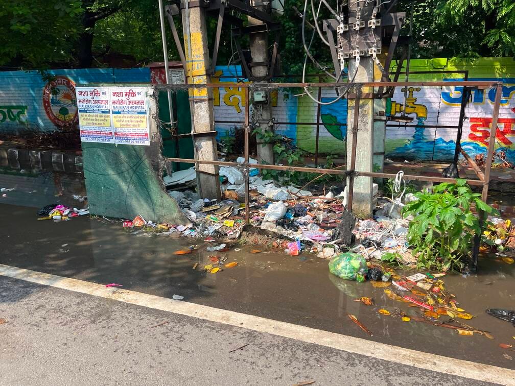 करनाल रोड पर बारिश के बाद सड़ता कचरा। संवाद