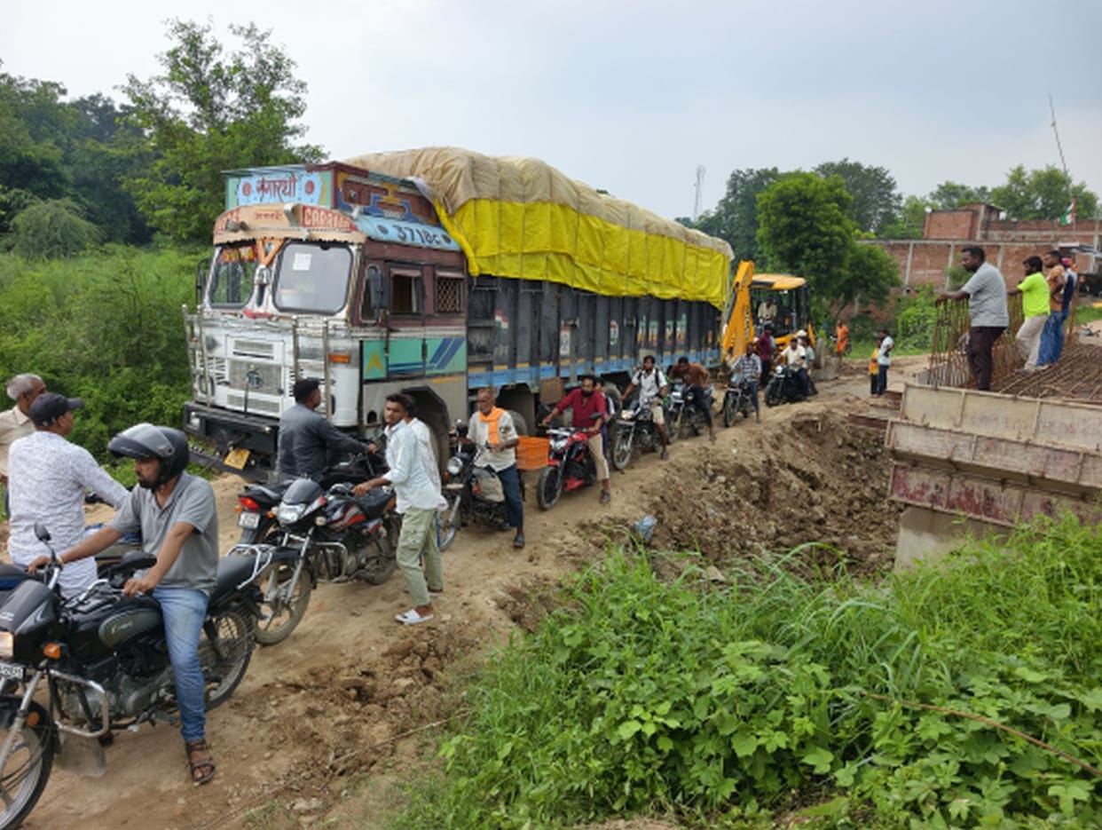 Truck stuck on diversion route; traffic jam lasted two hours