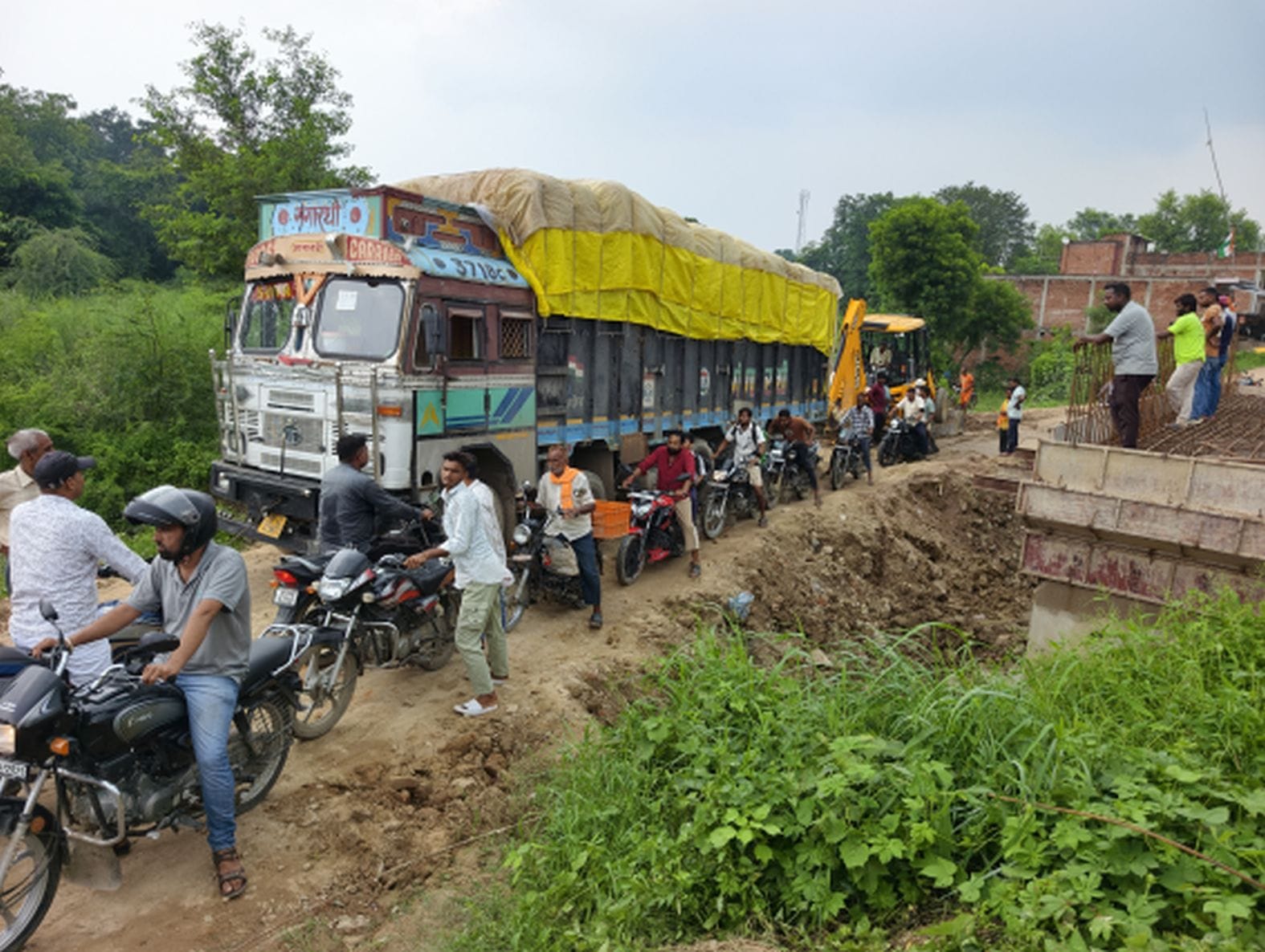  करौंदीकला के बूढ़ापुर मार्ग पर लगा जाम। स्रोत-ग्रामीण