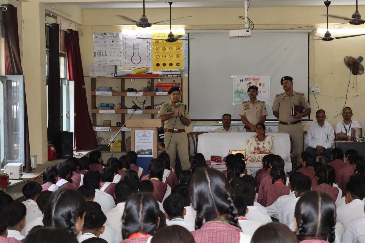 कोठीपुरा स्कूल में आयोजित कार्यक्रम में बच्चों को संबोधित करते पुलिस अधीक्षक। स्रोत: पुलिस विभा