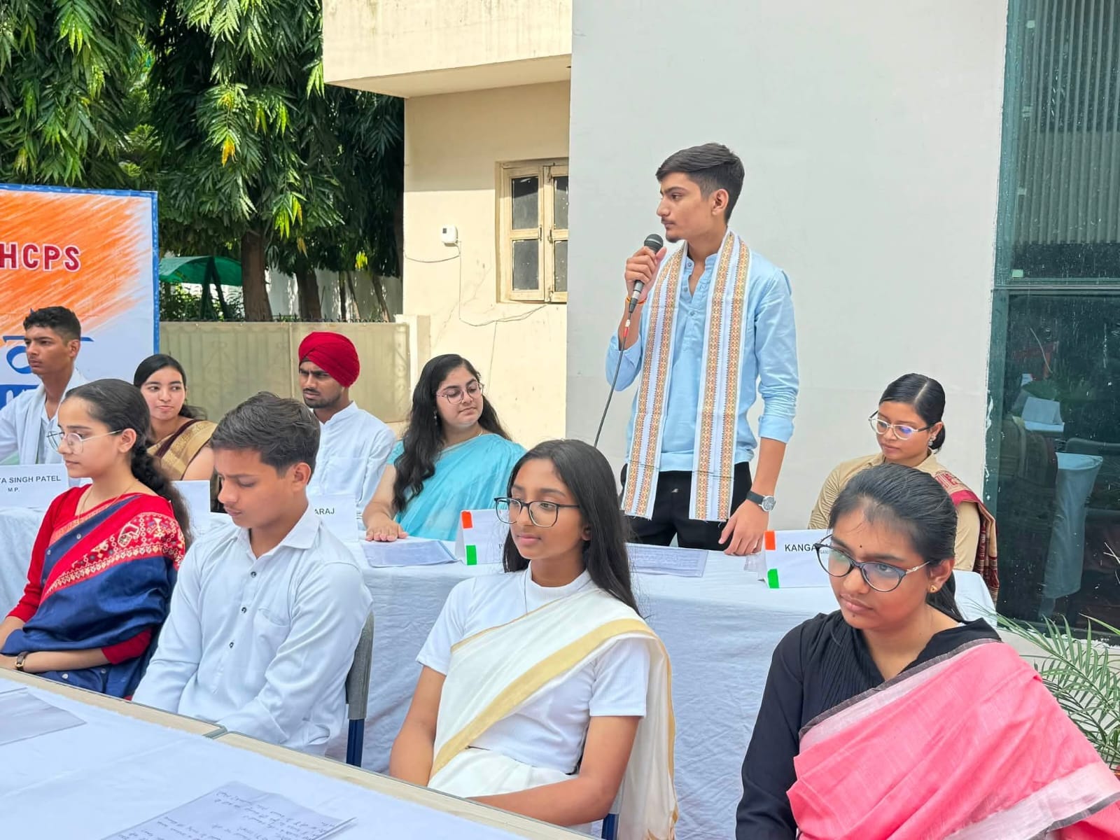 केंद्रीय मंत्री पीयूष गोयल की भूमिका निभाते छात्र भव्य वशिष्ठ। स्रोत : शिक्षक