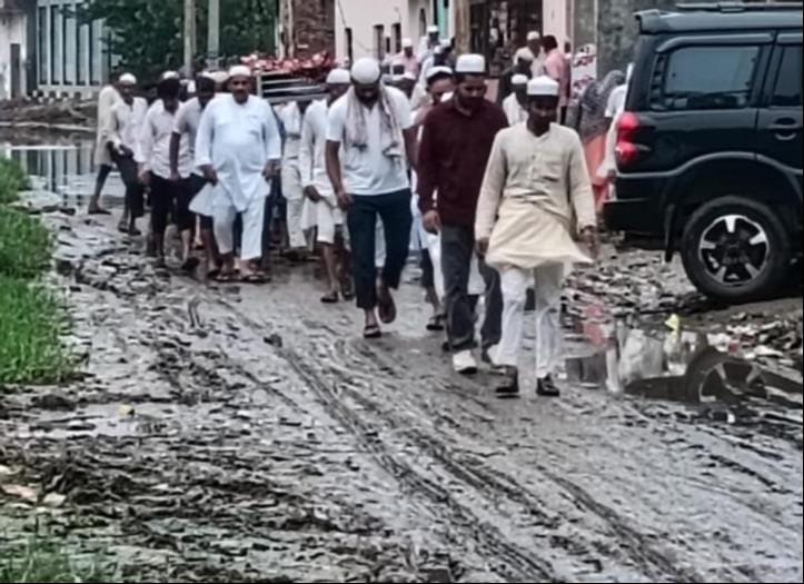The funeral procession of a woman was taken out through waterlogging and mud.