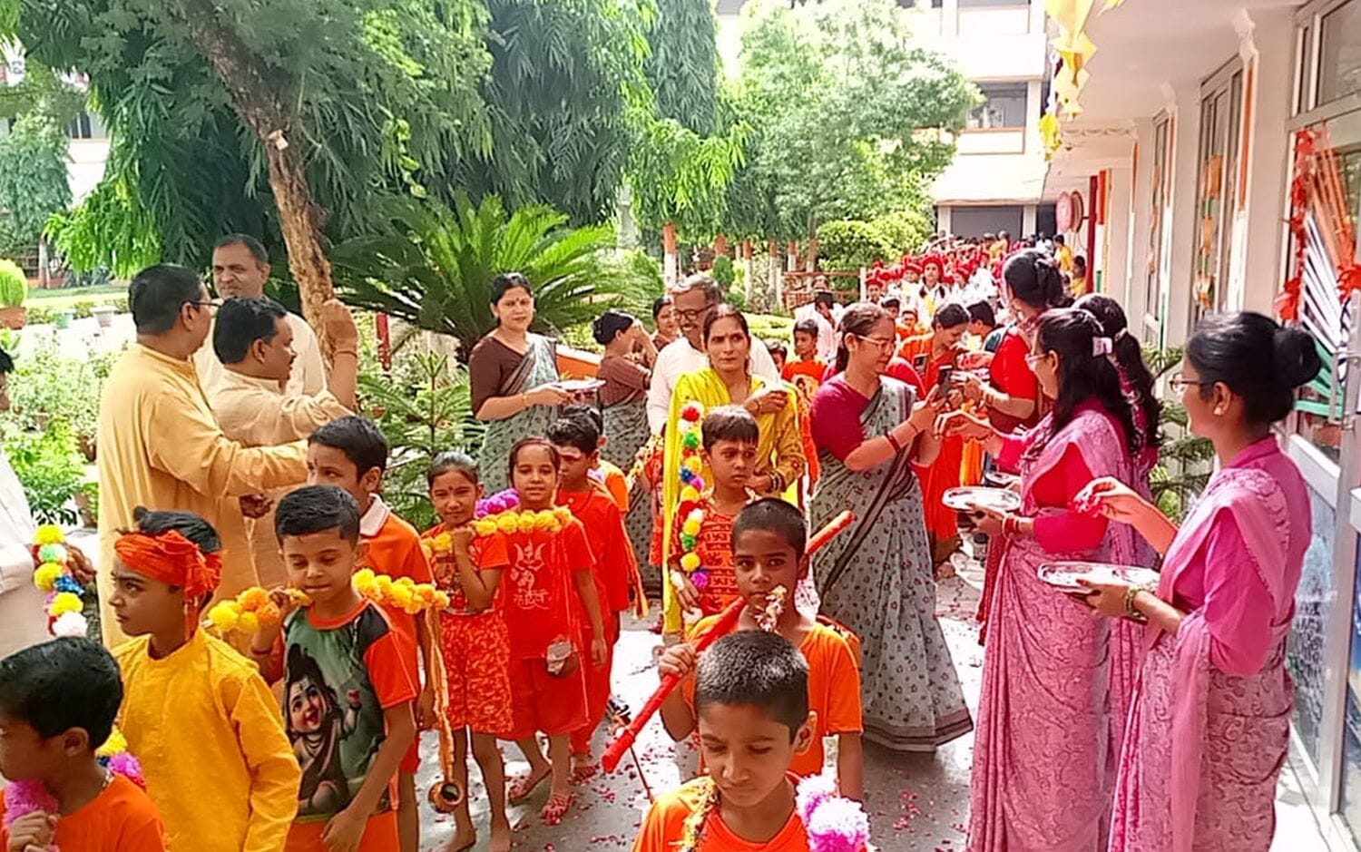 कांवड़ यात्रा निकालते विद्या मंदिर के विद्यार्थी। स्रोत- विद्यालय 