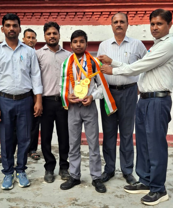खुर्जा के जेएएस इंटर कालेज में करांटे प्रतियोगिता में राष्ट्रीय स्तर के लिए चयनित शिवम को सम्मा