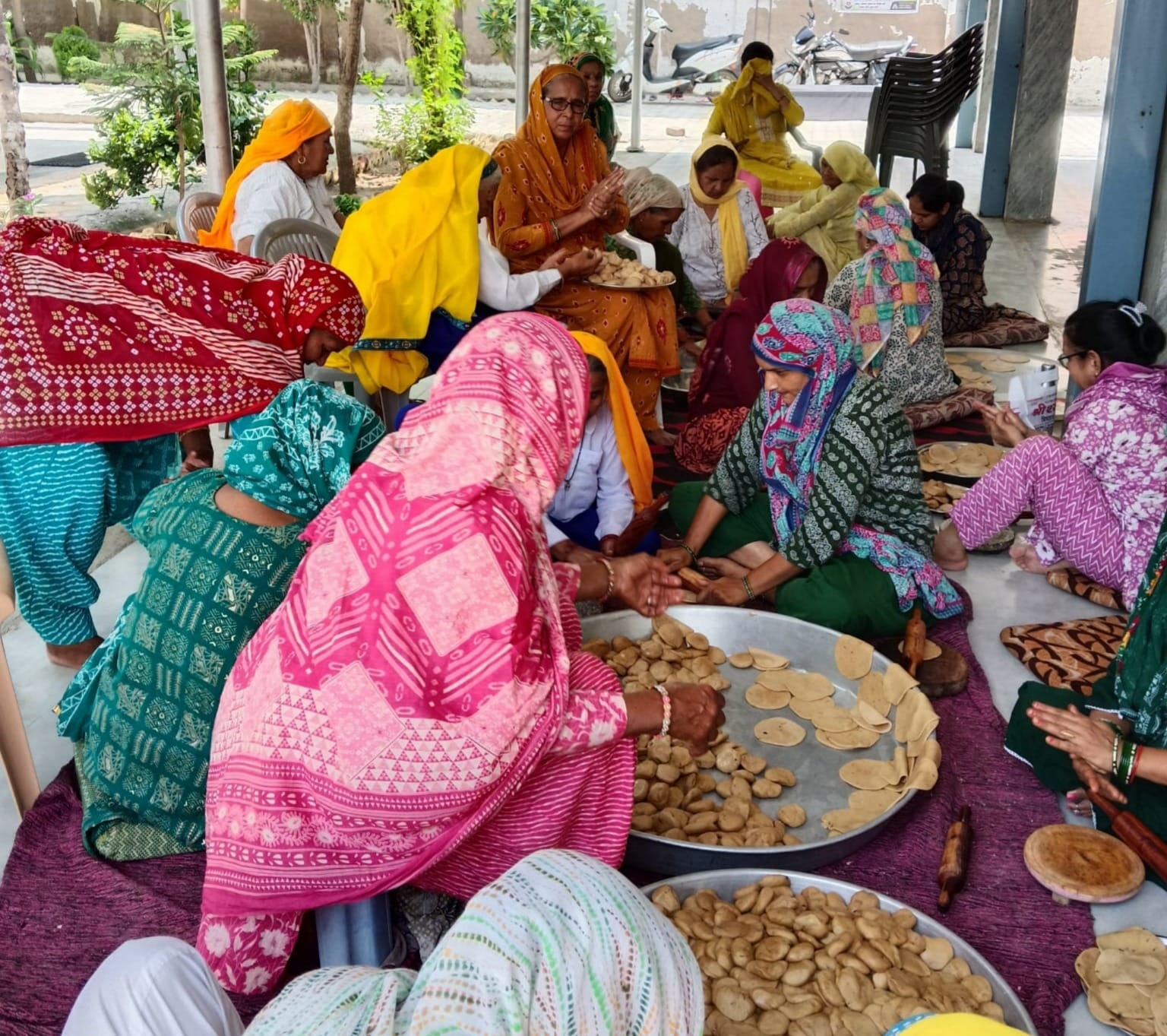लंगर तैयार करतीं महिलाएं। स्रोत : आश्रम