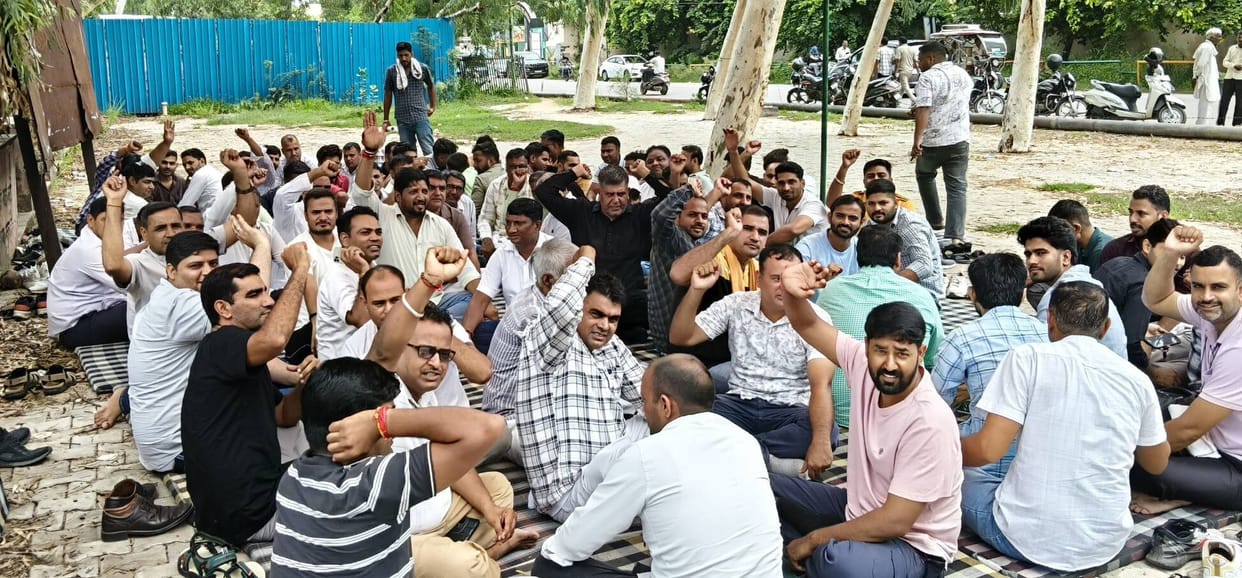 Patwaris and Kanungos went on strike, stalling work in the tehsil and the Patwar office.