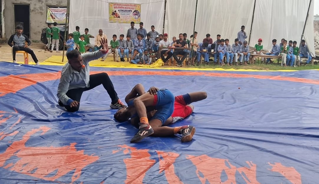 Azamgarh emerges winner in divisional school wrestling competition.