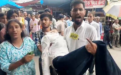 मंडी में उपायुक्त कार्यालय के बाहर एबीवीपी के धरने के दौरान हुई पुलिस व कार्यकर्ताओं में झड़प म