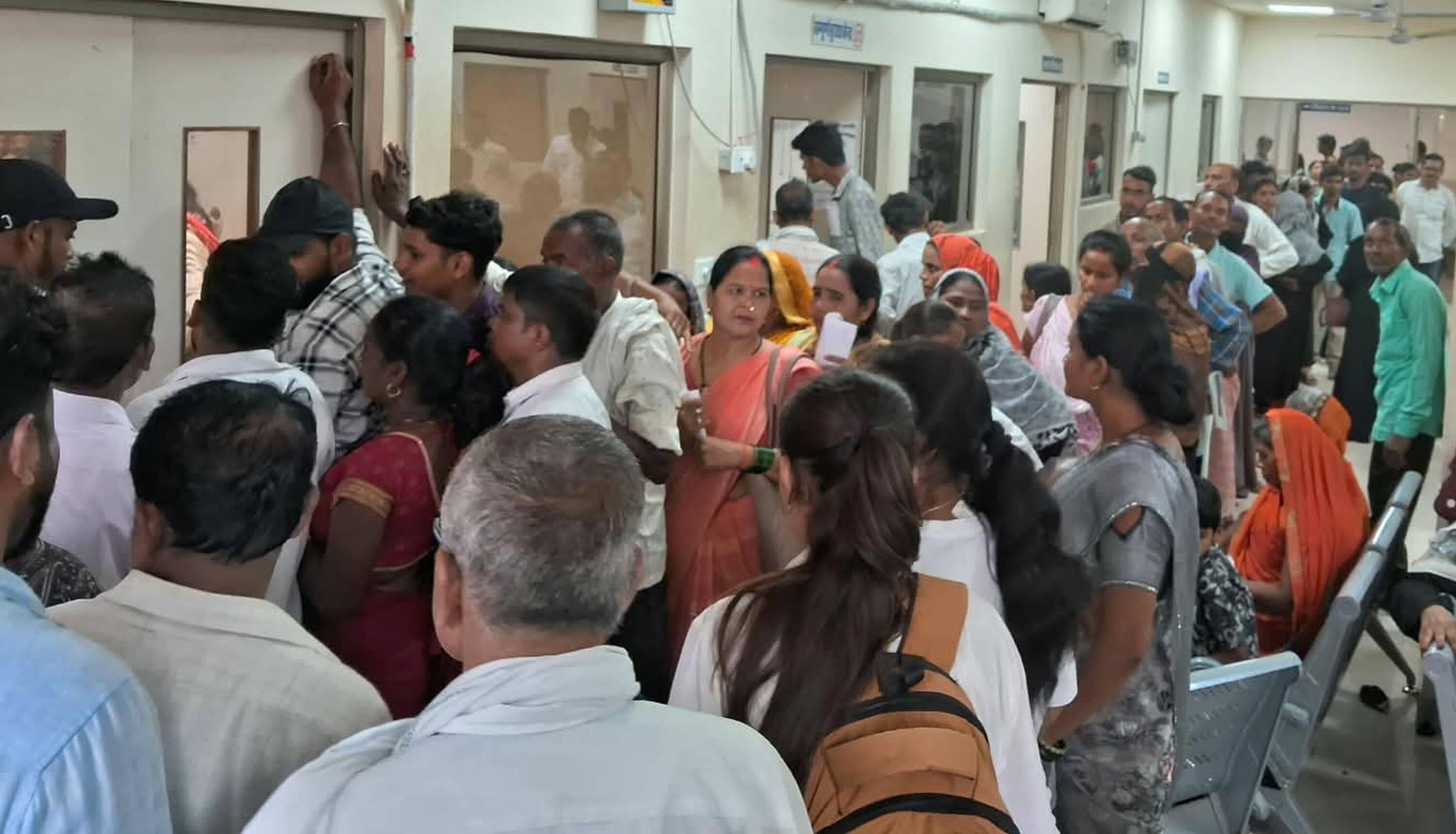 मेडिकल कॉलेज की ओपीडी में इलाज के लिए आए मरीज। संवाद 