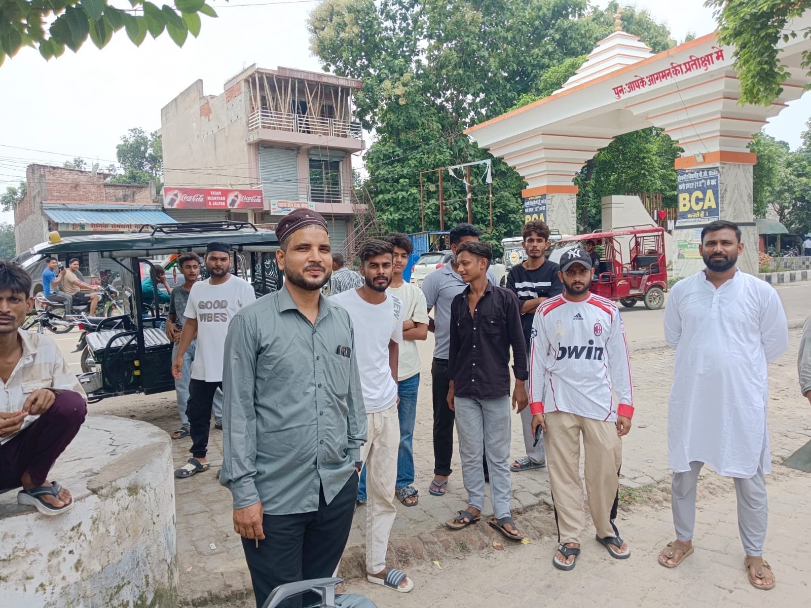 मगहर में कुत्तों के हमलों की शिकायत लेकर पुलिस चौकी पर पहुंचे लोग। संवाद