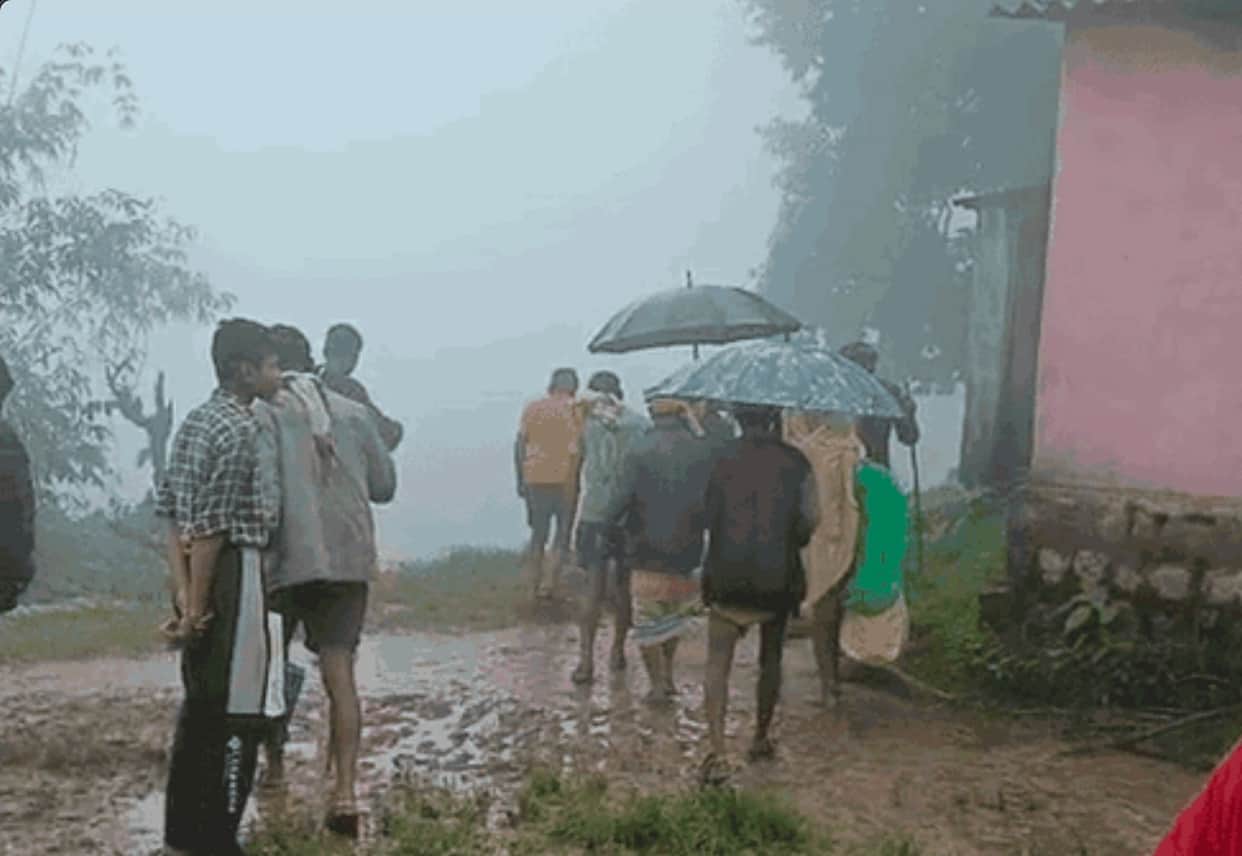 There was no road, Doli Bunny ambulance: Pregnant woman taken 8 km on foot, pregnant baby dies